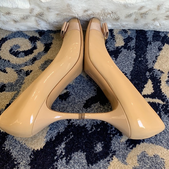 Salvatore Ferragamo NUDE Carla Patent leather with Bow Pumps - Picture 6 of 7